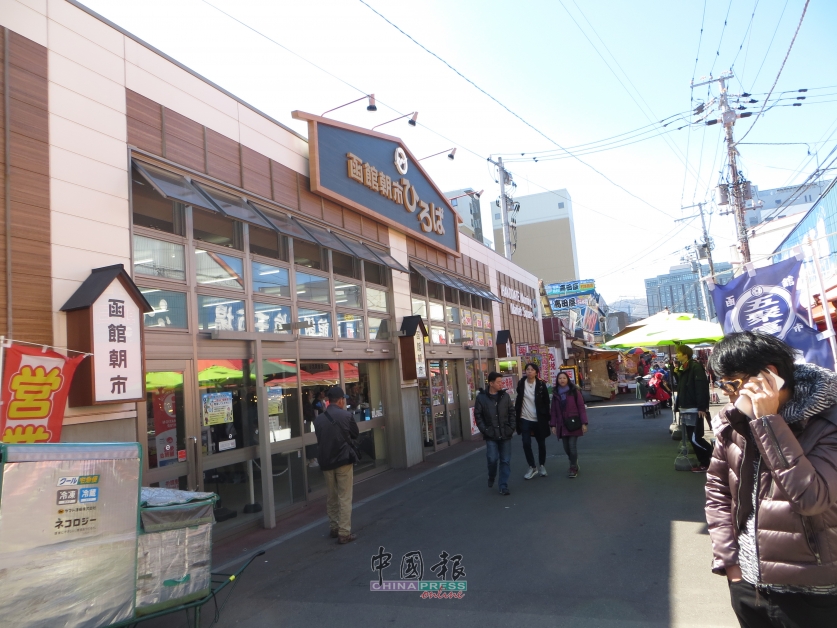 函馆朝市位于JR函馆站附近，是北海道最热闹的早上市集，游客必去的美食和购物天堂。
