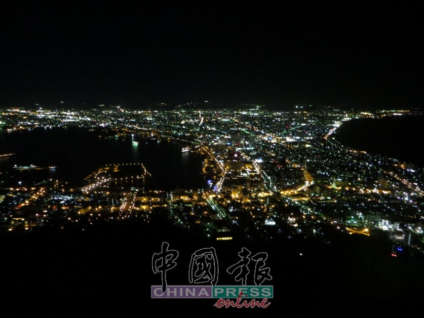 函馆山夜景获《米其林绿色指南．日本》以最高评价三颗星推荐，与香港维多利亚港、意大利那不勒斯的夜景并称为“世界三大夜景”，有着“百万夜景”的美称。