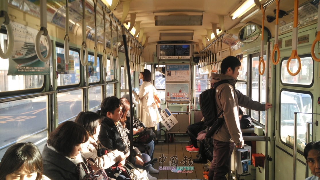 函馆的市区电车是当地人的主要交通工具，衔接了市区的主要热闹区。