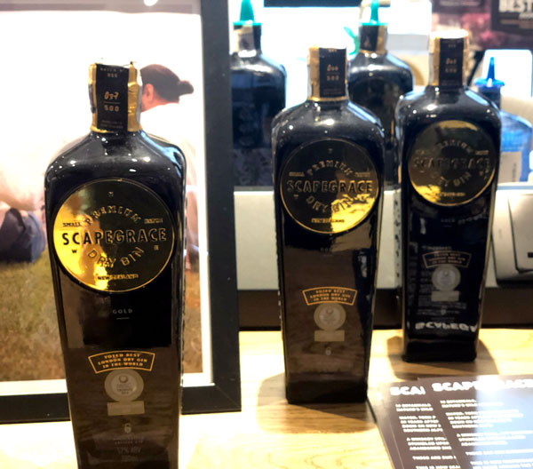 Scapegrace琴酒来自纽西兰，采用12种来自世界各地的原材料，如英国的芫荽籽、西班牙柳橙皮和柠檬皮、斯里兰卡肉桂、意大利甘草等，以南方谷类烈酒酒厂内逾140年的约翰多尔铜制壶式蒸馏器蒸馏，再用流经南阿尔卑斯山脚坎特伯雷平原冰川河水稀释。它有着经典的杜松子味，淡淡的薰衣草与橙花香气，还有一点肉桂辛香，喝后还有温柔且舒服的余韵。