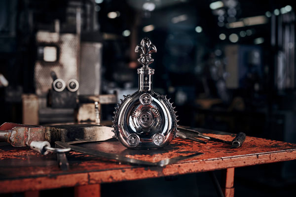 路易十三黑珍珠水晶瓶限量版，是路易十三与Baccarat公司水晶大师们携手创造的心血。