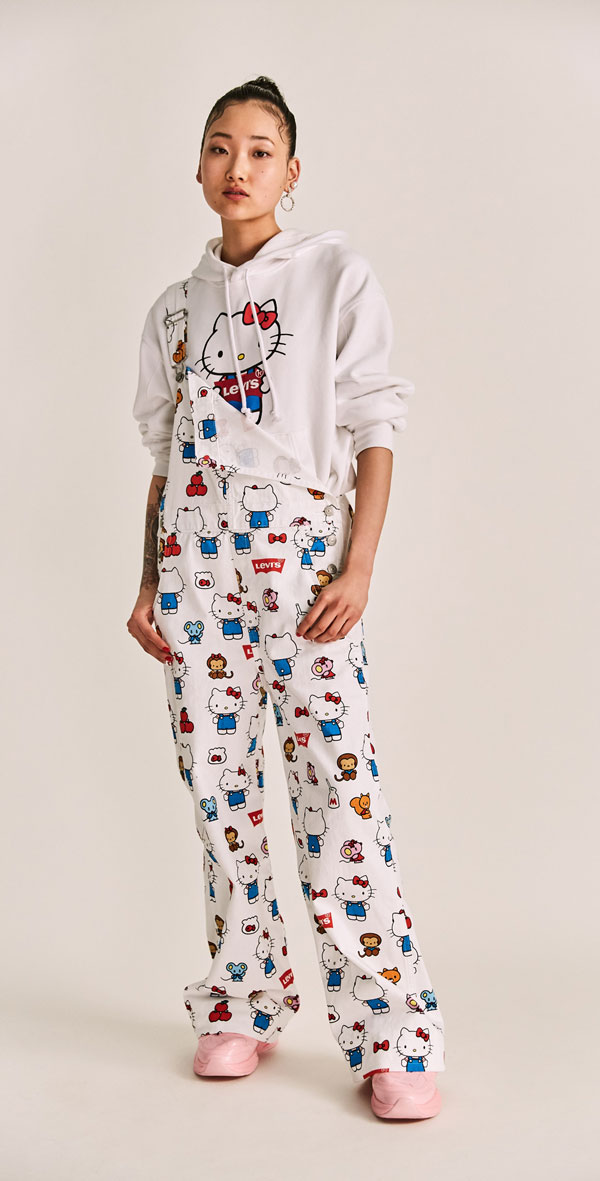 即使这宽身工装裤印满了Hello Kitty图案，可爱又不失平实一面。