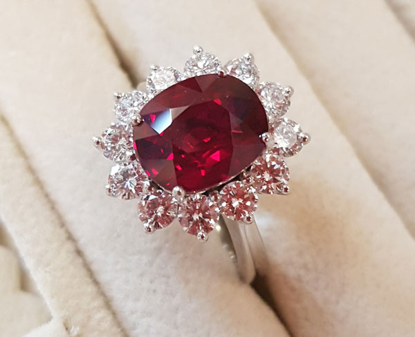 这枚4.028卡拉闪烁溢彩红宝石，是这批拍卖品中的最高价值之物（价值: RM 617,000.00～RM 706,000.00）