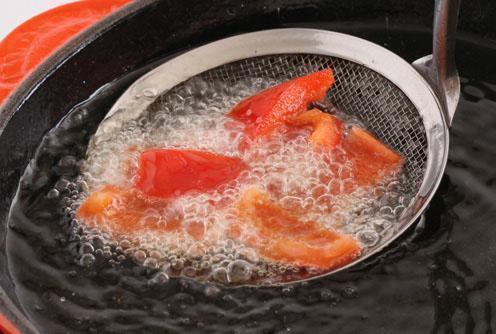 料理前，先过一下油，可保持甜椒鲜艳的色泽，口感也较脆。 