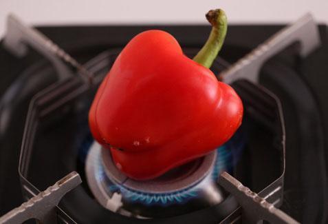 将甜椒放在瓦斯炉上烤焦后泡入冰水中，可快速剥除果皮。