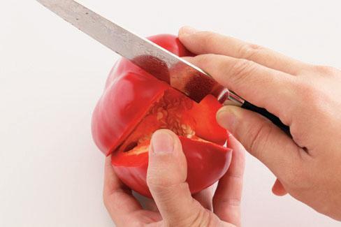 沿着甜椒的棱线下刀，籽囊会留在中间，不会到处散落。
