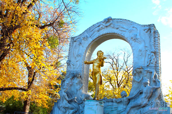 施特劳斯金色雕像。