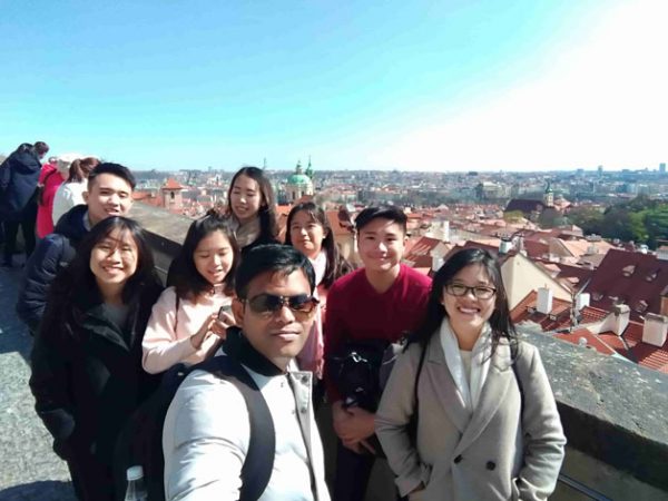 英迪国际大学物理治疗系主任迪鲁马拉雅（前）与学生们，登上布拉格一座城堡的顶端。 