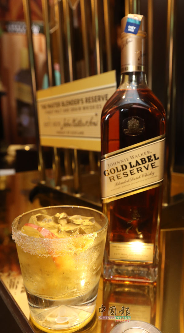 Johnnie Walker特别调制的“Gold & Apple”鸡尾酒，混搭酒、奶与果香，让人爱不释口。