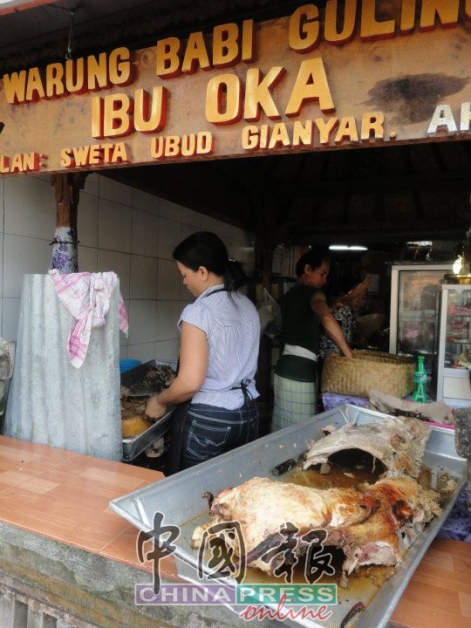 Ibu Oka Babi Guling烤猪饭店外等着上桌的烤猪。