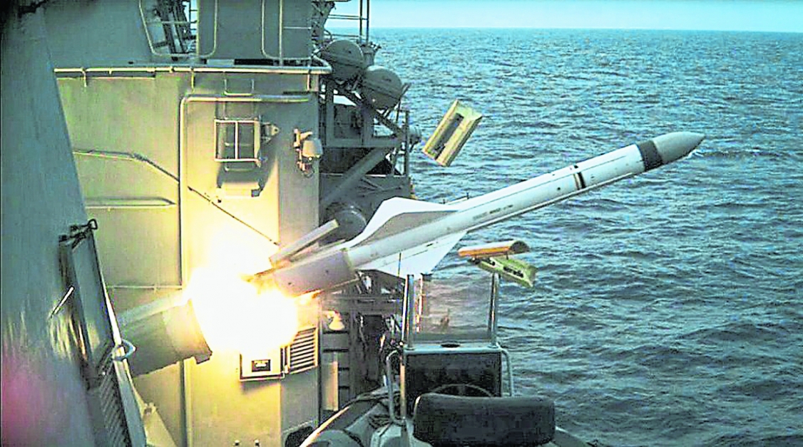 “卡斯杜里”号（舷号25）导弹护卫舰发射“飞鱼”反舰导弹，并成功击中目标。