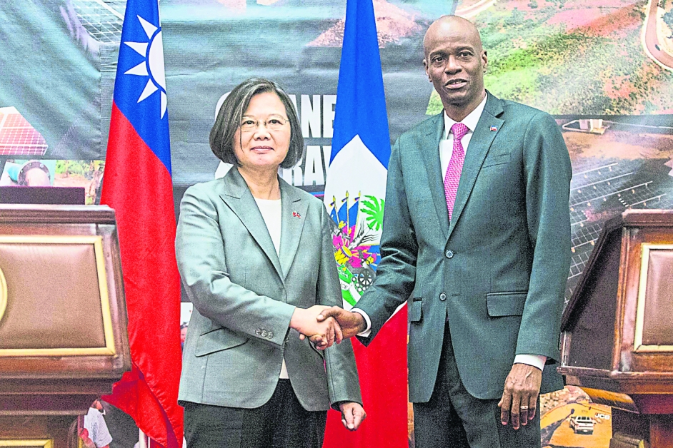 蔡英文（左）周六抵达海地首都太子港，与海地总统摩伊士会晤。（法新社）