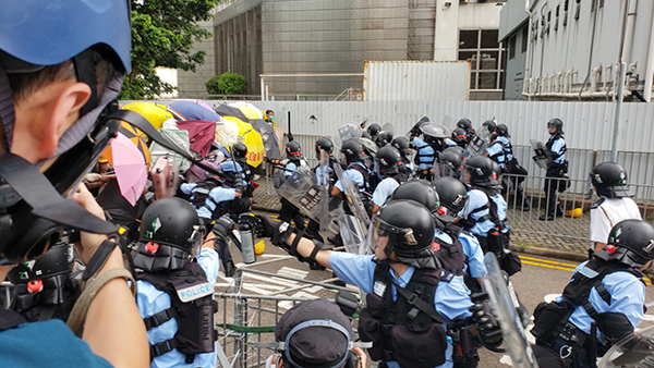警方在夏悫道准备喷洒胡椒喷雾, 驱散示威者。(互联网)