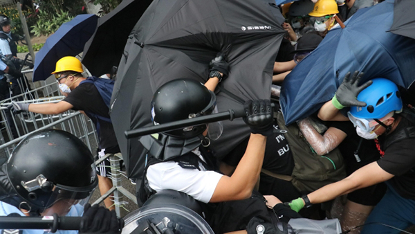 香港镇暴警察向示威者挥动警棍。