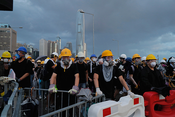 一些示威者戴上防毒面具。（美联社）