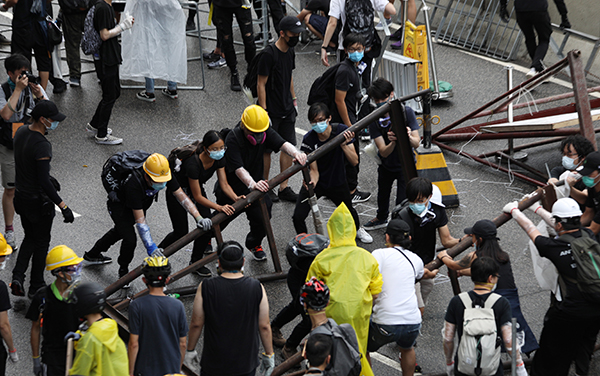 示威者在香港立法院附近设置路障。（欧新社）