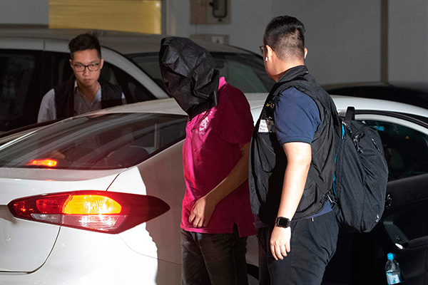 香港警方拘捕涉案男子。图:法新社