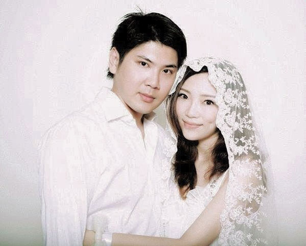 傅佩嘉贴出与丈夫10年前唯一的一张结婚照。