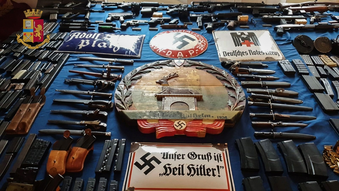 带有纳粹记号的弹药和古董纳粹匾额、盾牌。（法新社）