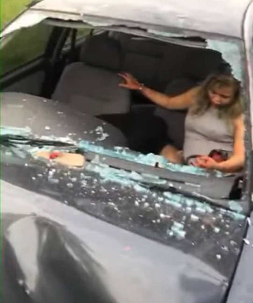 女伤者车祸后眼看同车男司机惨死惊魂未定痛哭。