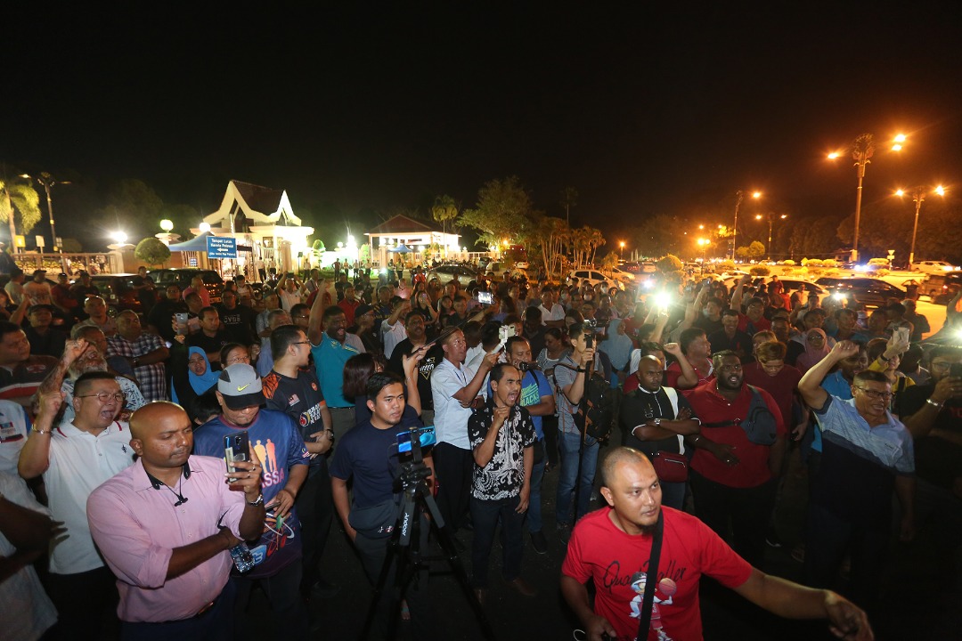 大约300民众出席支持甲首长阿德里及捍卫甲州政府集会。