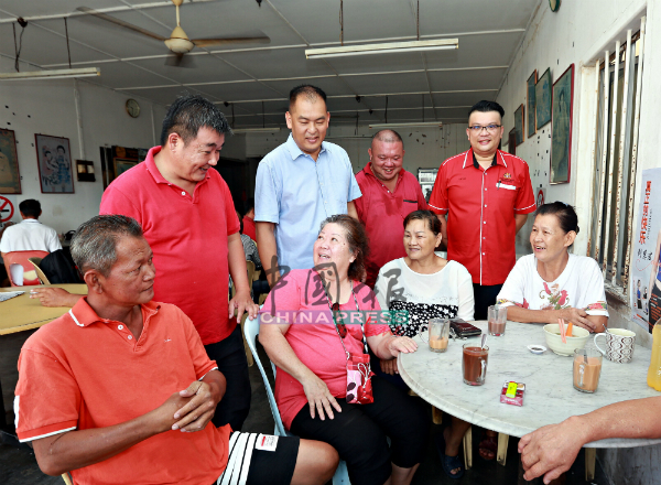 芙蓉芭蕾新村村长选举竞选期，候选人张洪铭（站者左）与村民交流，左2起萧妙光、朱金福、李汉强。