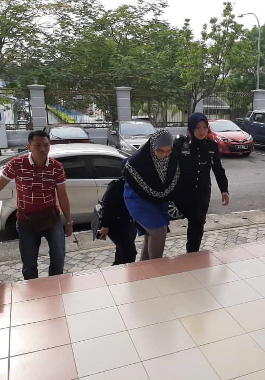 女被告（右2）由警员带上芙蓉法庭面控。