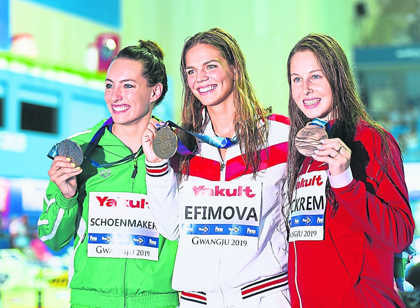 埃菲莫娃（中）力压舒恩梅克（左）、皮克利姆及其他决赛对手，蝉联女子200公尺蛙泳冠军。（新华社）
