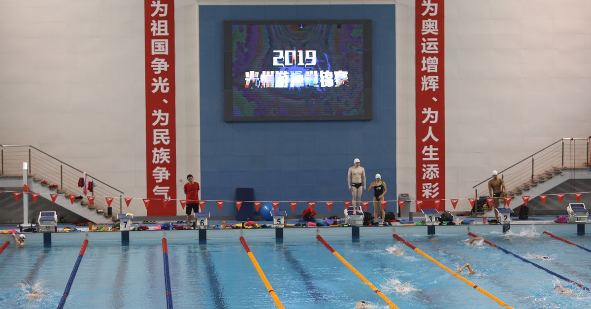 中国游泳队公开训练，那醒目的“四个为”是他们冲刺的目标。（新华社）