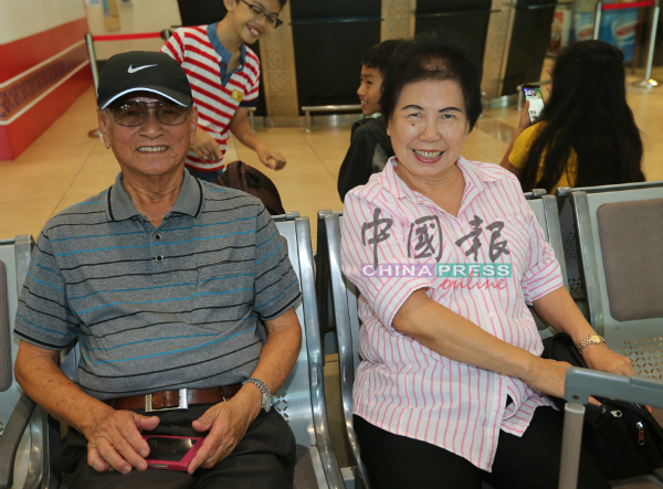 陈文校夫妇试乘槟城往返马六甲航班。