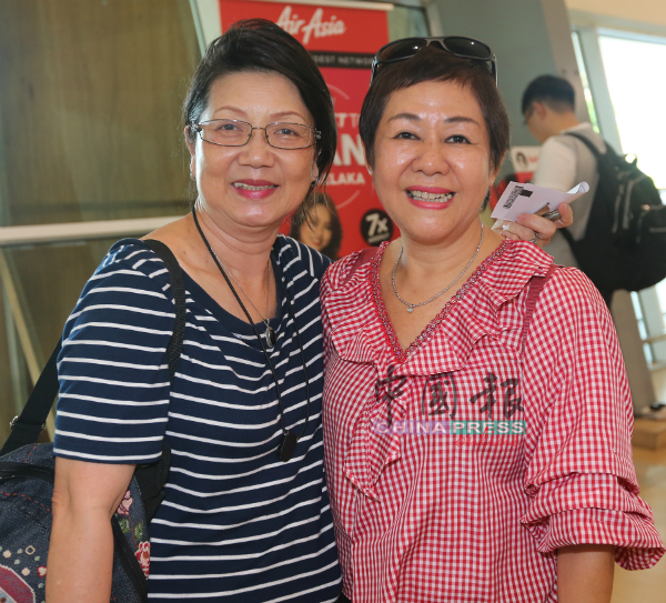 谭凤娇（右）与蒋玉珍乘飞机到槟城游玩。