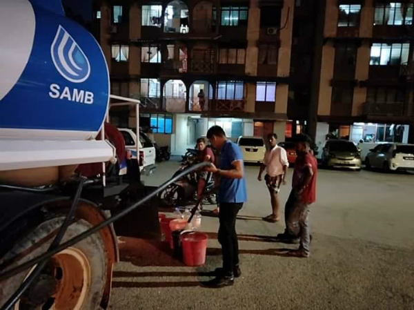 马六甲水务公司的水槽车从20日晚开始，到受影响的地区派水。