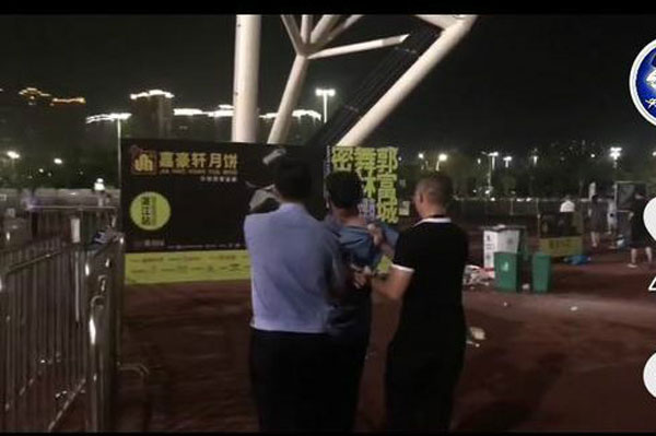 湛江警方在郭富城演唱会上拘捕一名通缉犯。