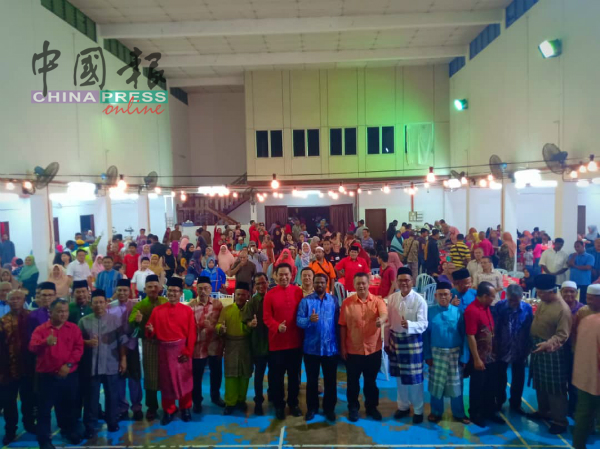 开斋节庆典在峇都基基民众会堂举行，与民同庆，吸引约 300名居民踊跃出席。