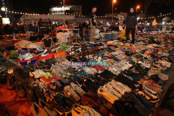 马六甲复古市集售卖限量版球鞋。