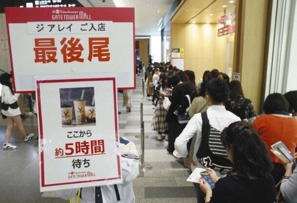 日本网友在推特分享日本一间百货公司内的台湾连锁茶饮店的排队盛况。