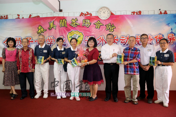 茶阳会馆颁赠礼篮给慈济代表，左起为赖玉莲和李国辉，右3起为邹尚轩、周世扬及彭友娣。