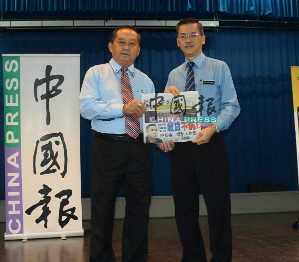 颜贞强（左）移交《中国报》给吴大鹏。