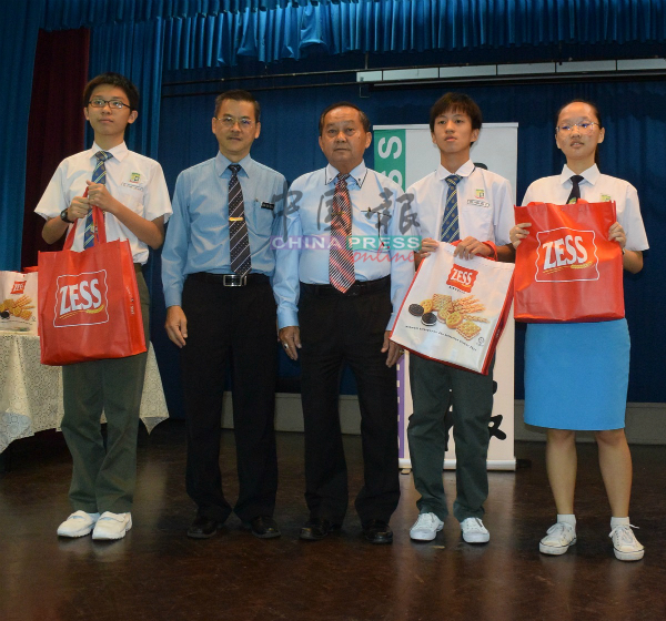 有奖问答游戏的得奖者获得东方食品工业有限公司赞助的产品礼袋。