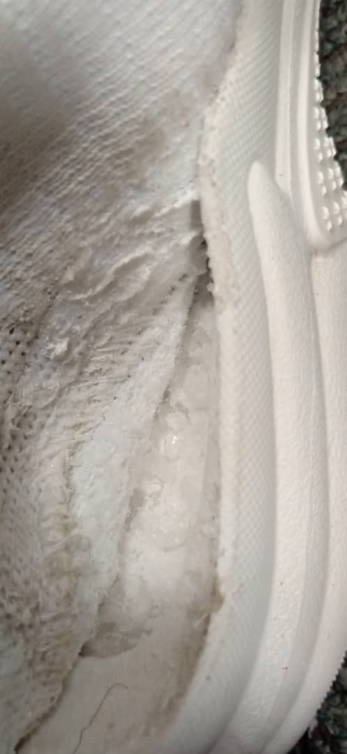 警方撕开鞋底,意外发现未经包装的冰毒。