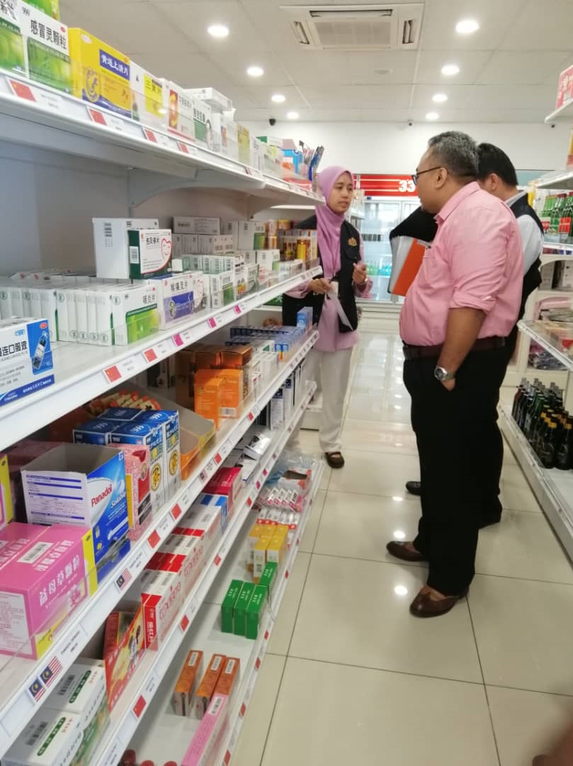 卫生局官员突击取缔隆市9间中国业者经营的杂货店及超市，充公315种未经注册的非法药物。