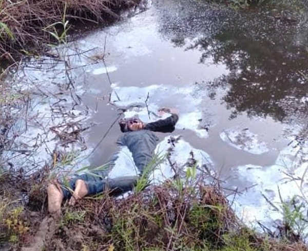 身分不明男尸双手被绑脸部朝泥沟被发现。