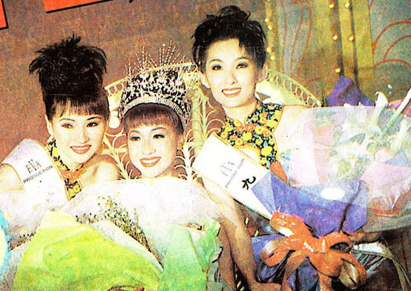 吴天瑜（中）1998参加马来西亚《Astro国际华裔小姐竞选》夺得冠军。
