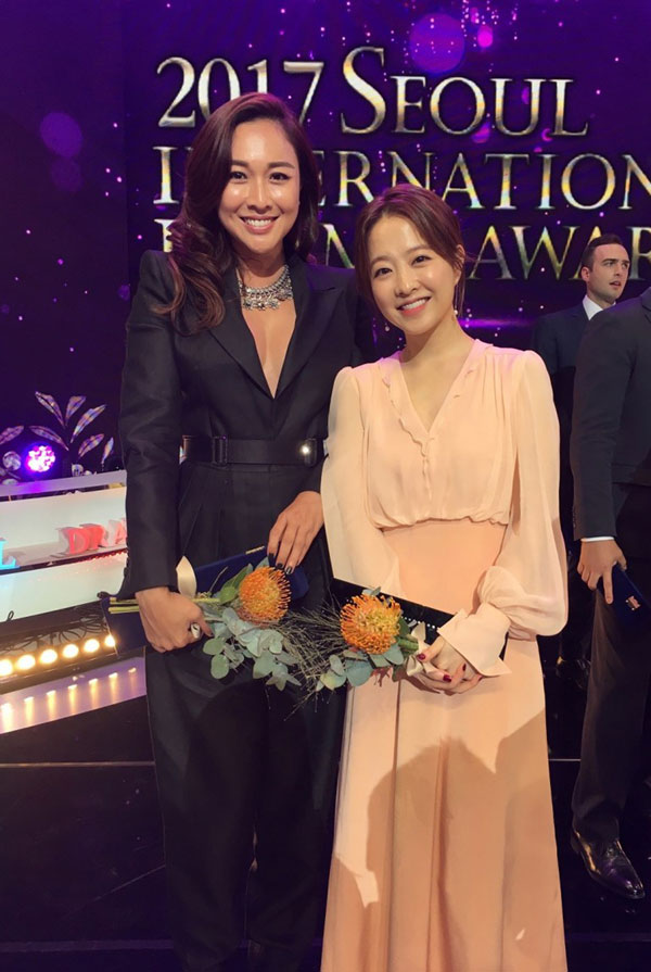 吳天瑜（左）在2017年獲《第12屆首爾國際電視節》頒發“亞洲明星獎”。
