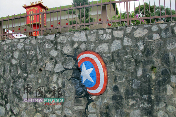 赖昭光在此前在万茂新村其中一户村民住家石墙上画的美国队长盾牌。