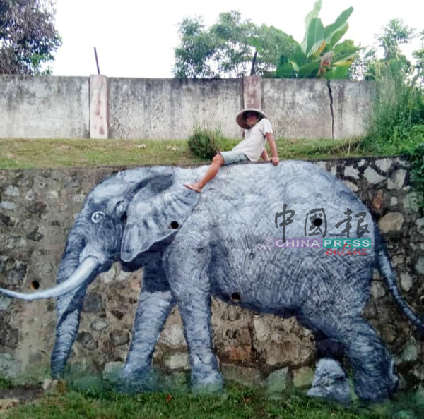 万茂新村的石墙上，出现栩栩如生的大象！