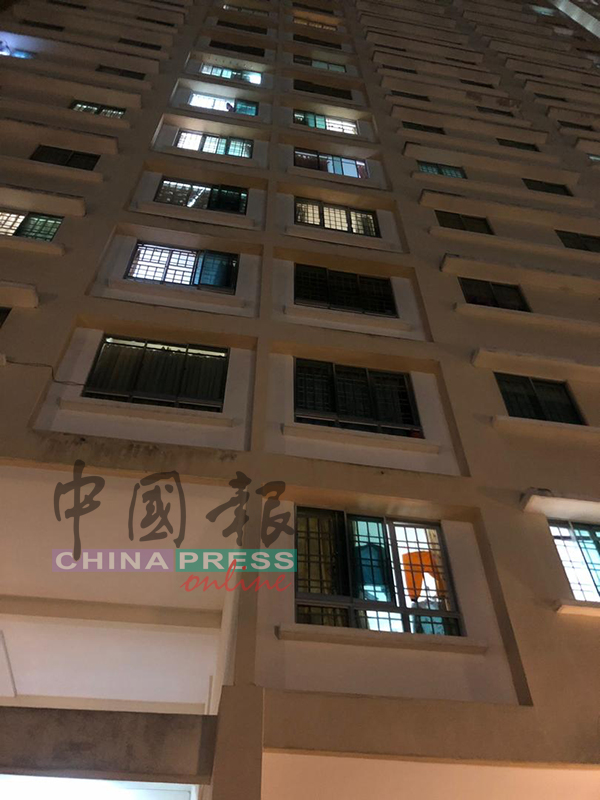 华裔男子从高楼窗户坠落，身受重伤。