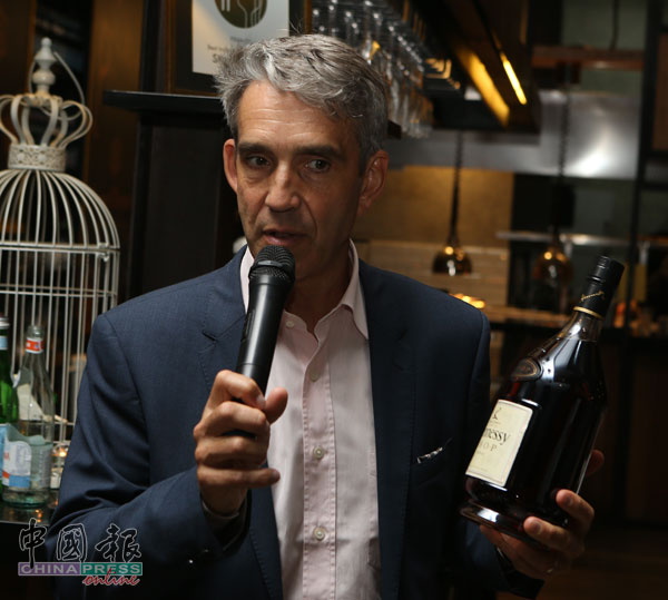 Hennessy品牌大使Marc Boissonnet为大家细述Hennessy干邑的特色。