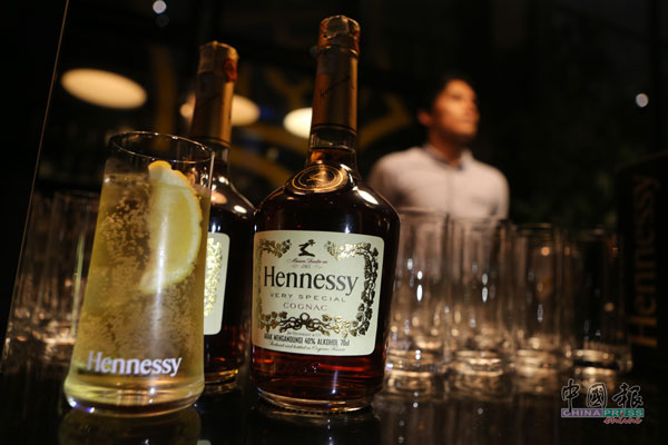 迎宾饮料Hennessy Very Special Cognac散发着果香、红糖、橡木香气及奶油气味，简单的与苏打水调成高球鸡尾酒，清爽凉快，立刻把刚刚塞车的郁闷都给驱散掉了。