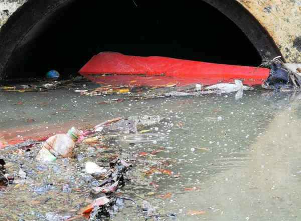 沟渠、排水口仍可看到工业垃圾、垃圾等物体，阻碍排水。